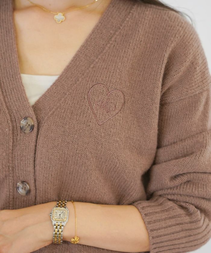 カーディガン ゆったり 刺繍 ハート ロゴ ピンク ミント ブラウン アイボリー スリット 大きめ ミドルゲージ 可愛い フェミニン 上品 カジュアル エレガント