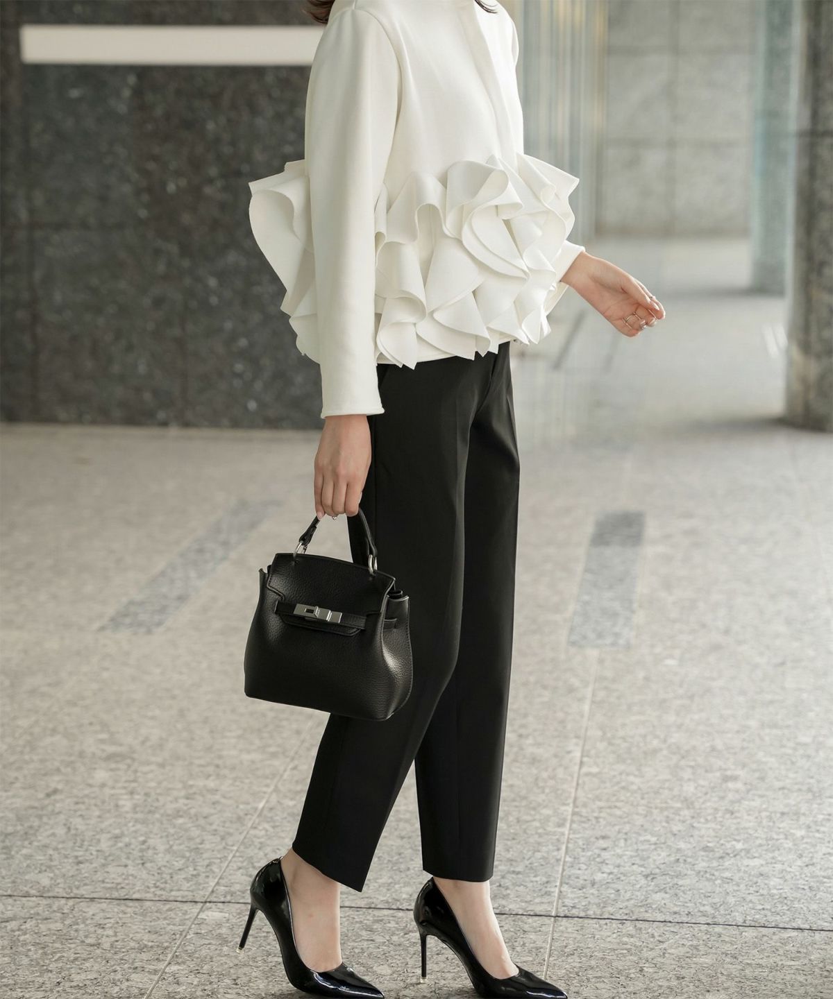 ボンバーヒート フリルヘム ジャケット HUIT ジャケット アウター ノーカラー トップス 裏起毛 秋 冬 ホワイト/ブラック/M