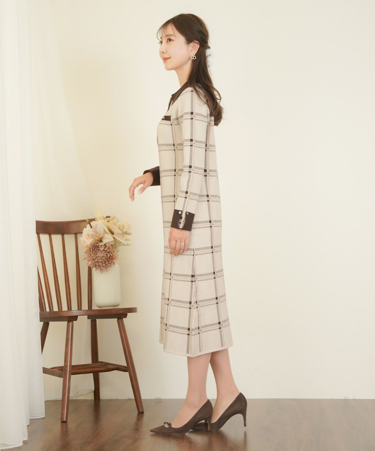 ワンピース ニット 襟 フロントファスナー カフス 配色 バイカラー ボタン タイト ナロー セミフレア 膝下丈 チェック柄 ロービングチェック 秋 冬 春 ブラウン グレー ネイビー ベージュ アイボリー 上品 フェミニン 大人 エレガント 長袖