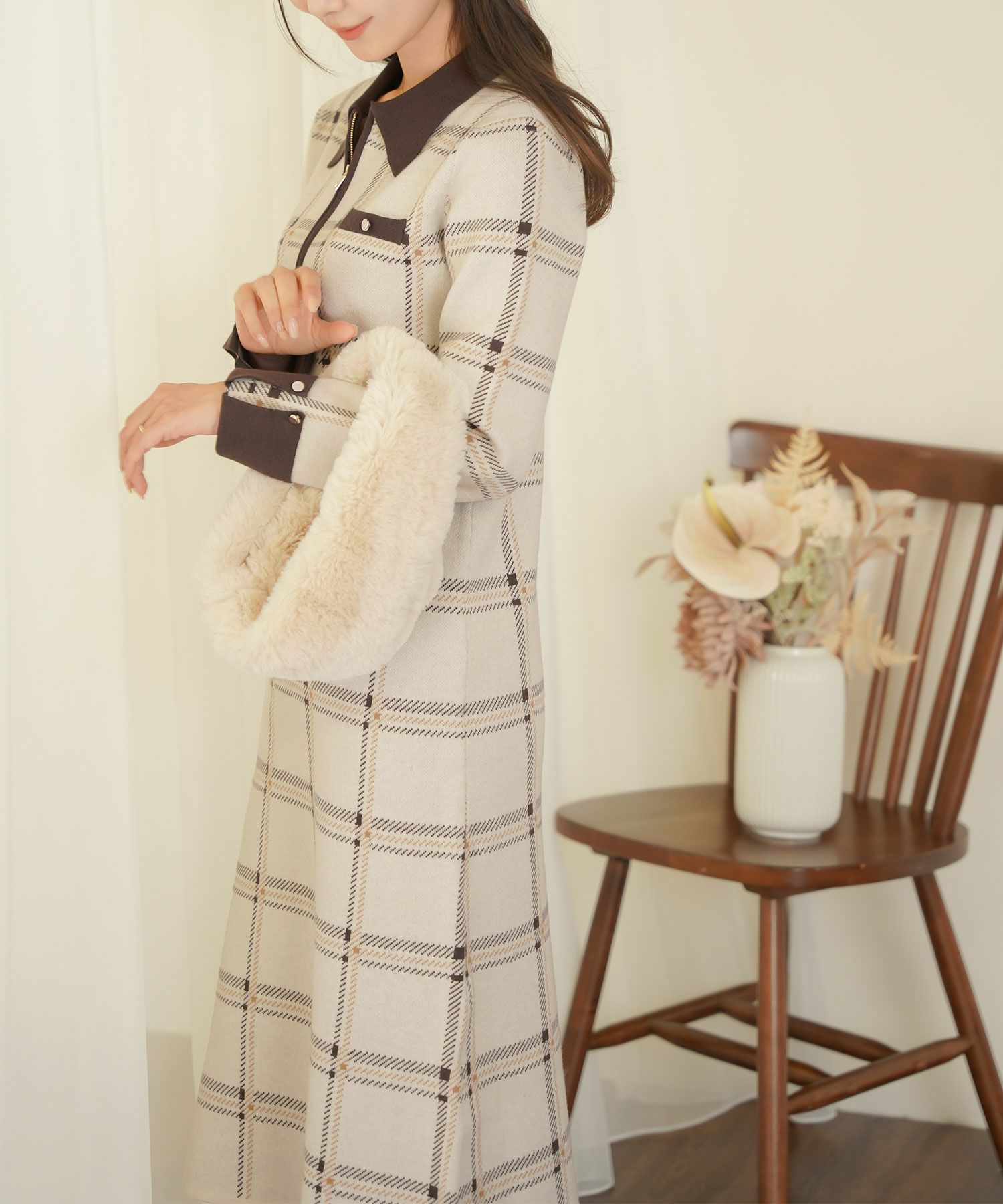 ワンピース ニット 襟 フロントファスナー カフス 配色 バイカラー ボタン タイト ナロー セミフレア 膝下丈 チェック柄 ロービングチェック 秋 冬 春 ブラウン グレー ネイビー ベージュ アイボリー 上品 フェミニン 大人 エレガント 長袖