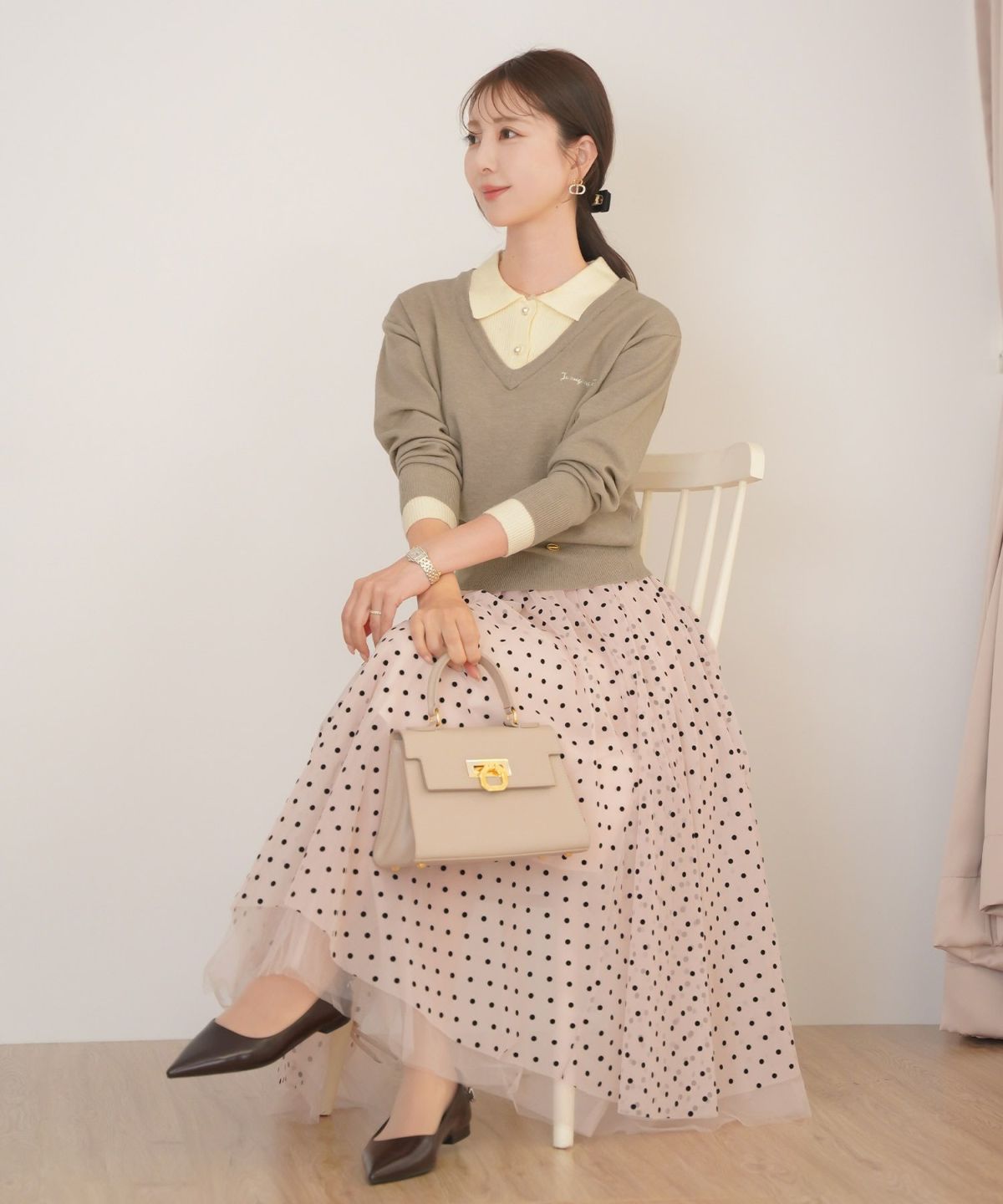 ニット トップス 襟 パール ボタン 刺繍 ロゴ ドッキング風 レイヤード風 上品 エレガント フェミニン かわいい バイカラー