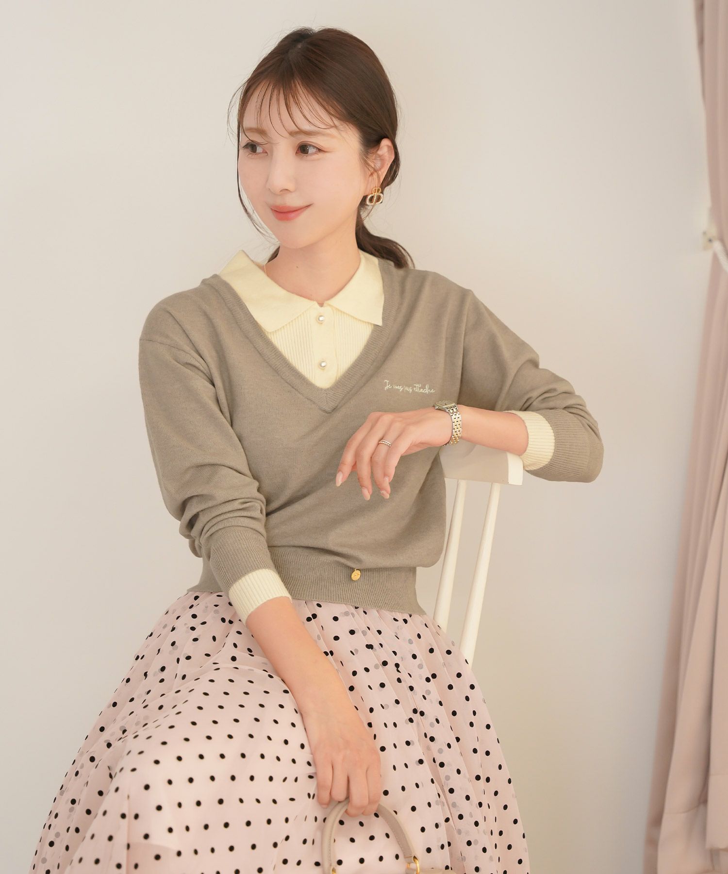 ニット トップス 襟 パール ボタン 刺繍 ロゴ ドッキング風 レイヤード風 上品 エレガント フェミニン かわいい バイカラー