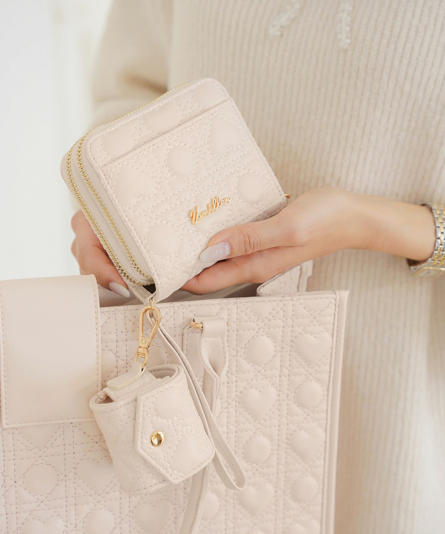 小物 グッズ ケース ポーチ 多機能 収納 仕分け イヤホンケース 合皮 ハート キルティング 上品 可愛い 財布 じゃばら コインケース キーリング キーケース リップ 印鑑 仕事 カード 診察券