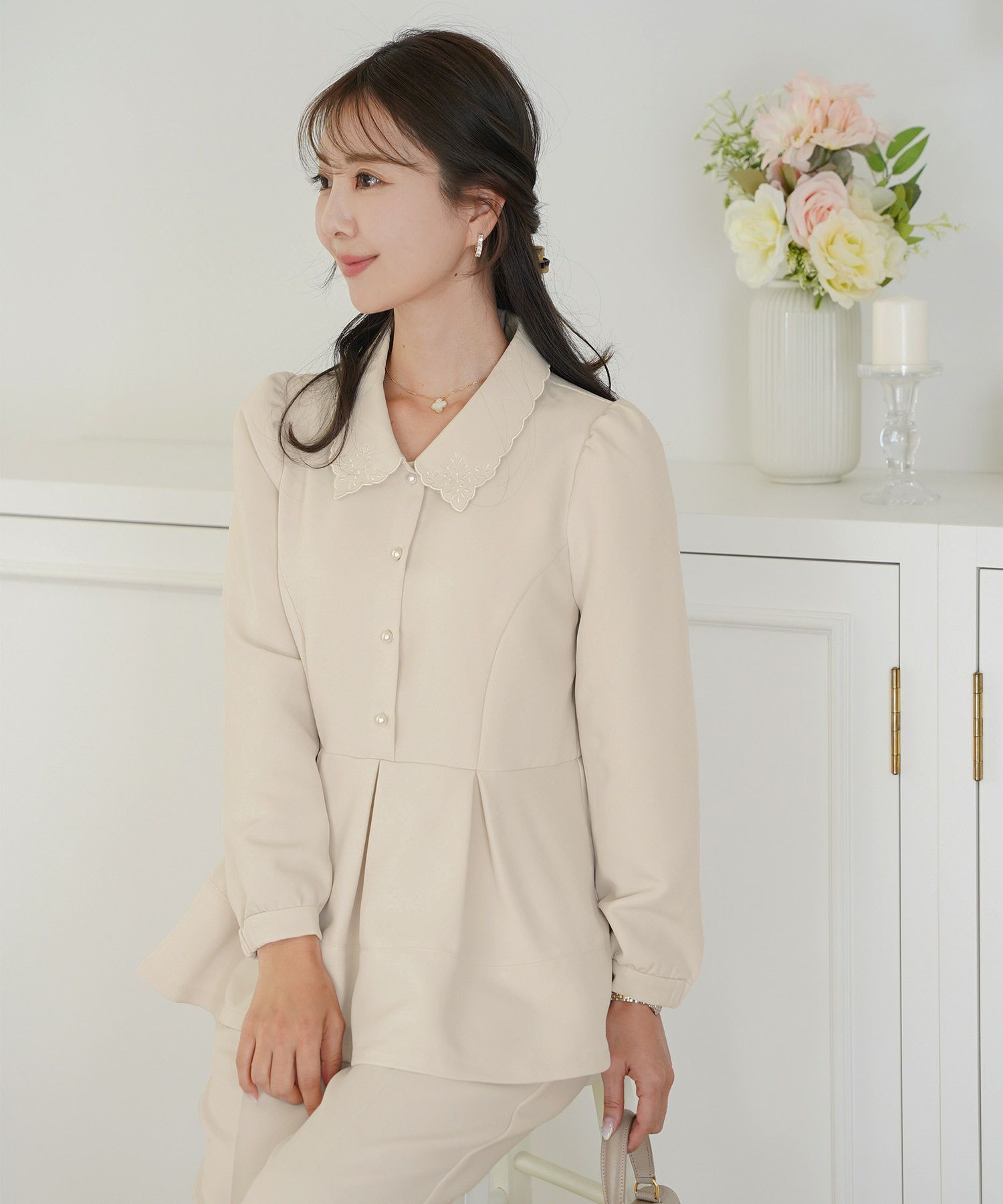 トップス ブラウス 上品 エレガント 入卒 入卒園 パンツスタイル 前あき パール タック ペプラム アイボリー ネイビー 刺繍 襟 ママ 授業参観