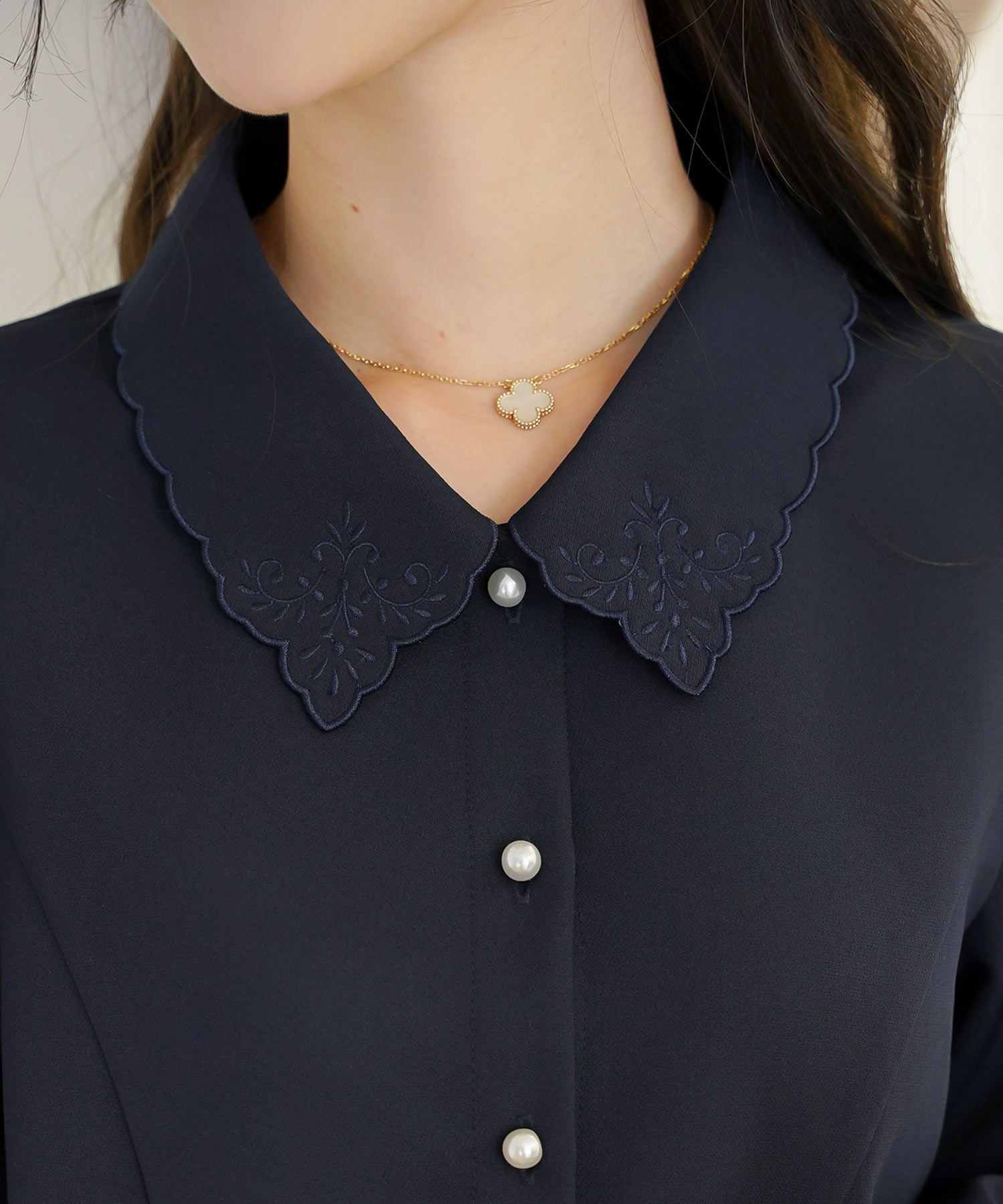 トップス ブラウス 上品 エレガント 入卒 入卒園 パンツスタイル 前あき パール タック ペプラム アイボリー ネイビー 刺繍 襟 ママ 授業参観