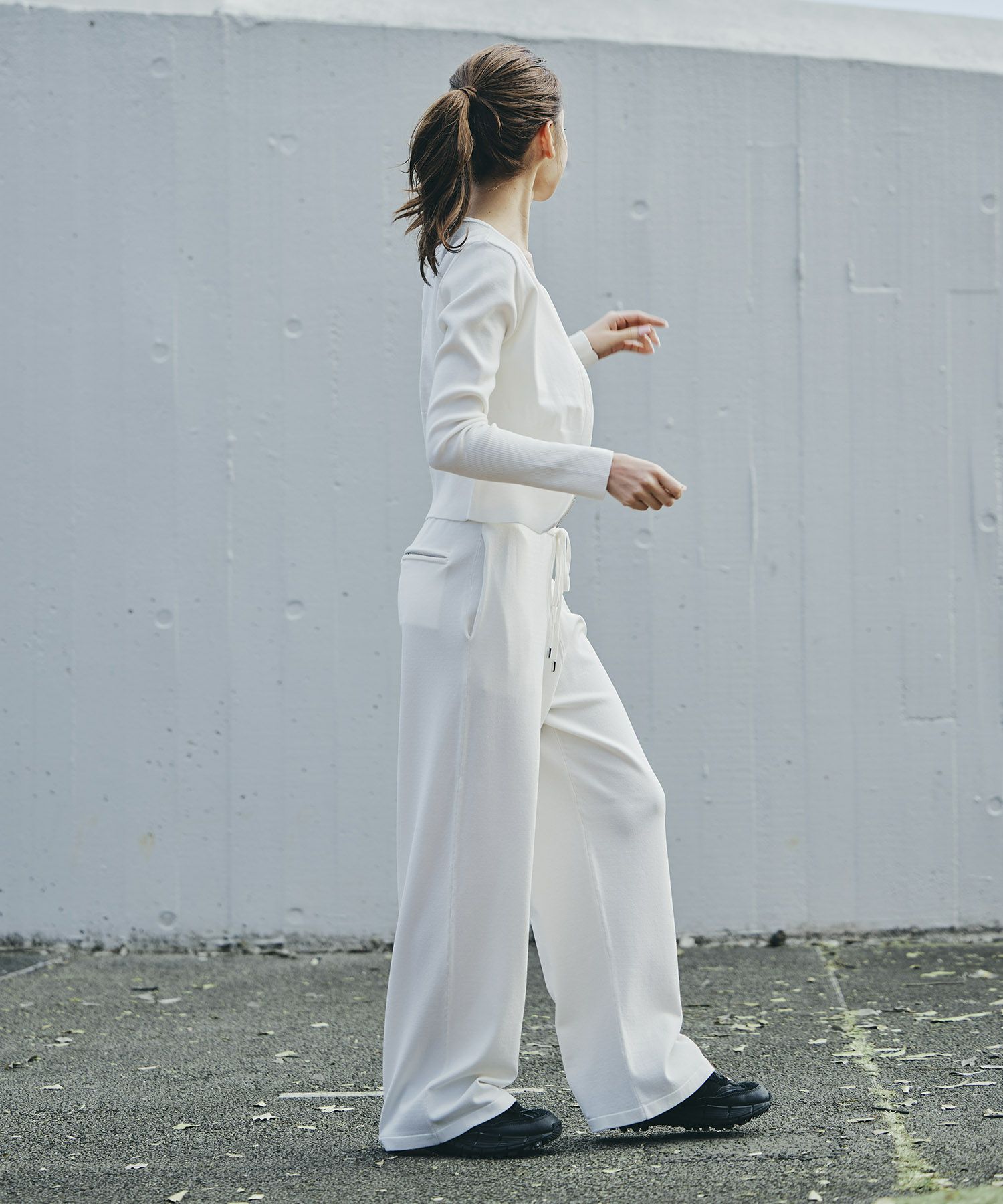 リラックスウェア スウェット Y2K パジャマ 部屋着 ダル着 スポーティ モテニット デートコーデ 大人 あざと可愛い 肌見せ 韓国風 綺麗め 細見え カジュアル 空港ファッション らくちん KINO THE KEI