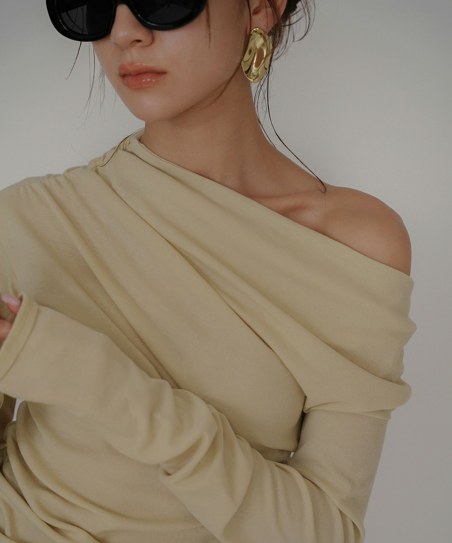 短丈 シアートップス タイト オフショルトップス ドレープ スタイルアップ オフィス 万能トップス 着回し インナートップス オシャレ 無地 女性らしい モテコーデ デートコーデ 大人 あざと可愛い 肌見せ 港区 ラウンジ 韓国風 韓国系 綺麗め 細見え カジュアル スタイル盛れ KINO THE KEI