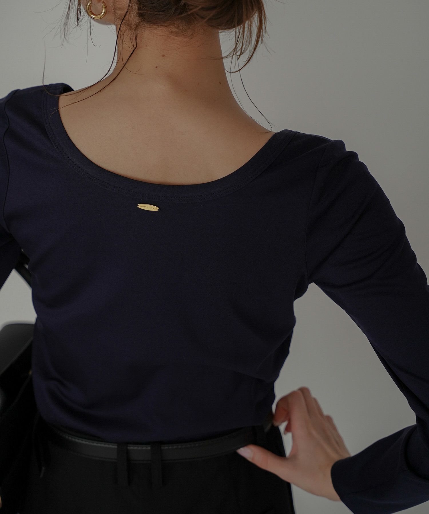 uネック tシャツ クルーネック 深め カットソー タイト ルームウエア オシャレ 無地 オフショル ロンT  女性らしい モテワンピ デートコーデ 大人 ディナー あざと可愛い 肌見せ 韓国風 綺麗め 細見え カジュアル スタイル盛れ KINO THE KEI