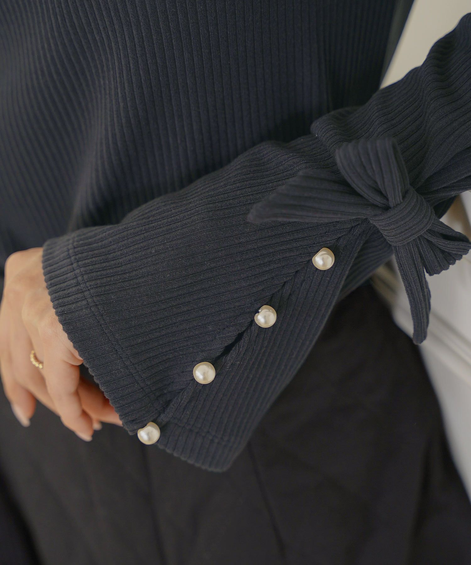 トップス カットソー リブ 袖口 リボン 切替 フレア ベルスリーブ フレアスリーブ シンプル 袖映え パール クルーネック 春 秋